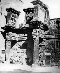 Überreste des Peristyls des Tempels der Minerva am Forum von Nerva, Rom, um 1890